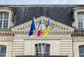 Façade de l’Hôtel de Ville, avec le drapeau ukrainien à côté du drapeau français et de l’Union européenne.