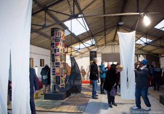Public visitant la halle d’exposition de La Fosse.