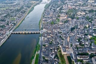 Vue aérienne de la rive gauche (Vienne), du pont Jacques-Gabriel et du centre-ville.