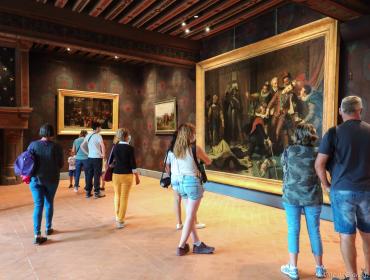 Le public admire les œuvres incontournables exposées au Château royal.