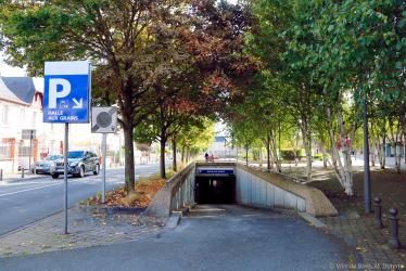 Entrée souterraine du parc de stationnement Halle-aux-grains.