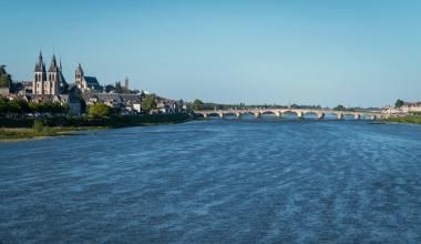 La Loire photographiée depuis le milieu du pont François-Mitterrand vers l’amont.