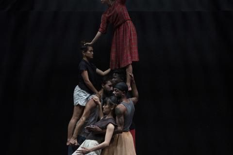 7 danseuses et danseurs forment une pyramide humaine.