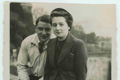 Photo de Cécile et Henri Rol-Tanguy, assis côté à côté sur le rebord d’un quai. Légende manuscrite dans le blanc tournant : avril 1939.