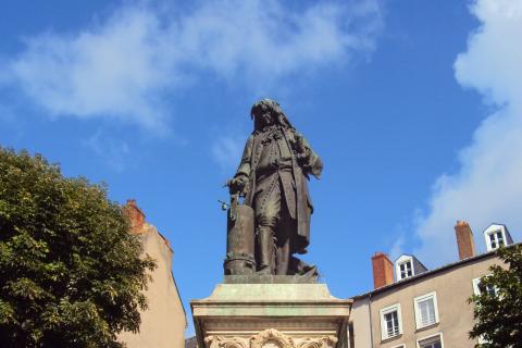 Statue de Denis Papin sur l’escalier Denis-Papin.