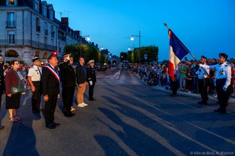 Prise d’armes sur la place de la Résistance : les autorités (dont le maire et le préfet) rendent honneur au drapeau du Corps franc de l’air Valin-de-la-Vaissière.
