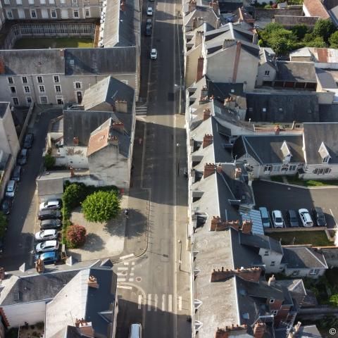La rue du Bourg-neuf photographiée depuis un drone