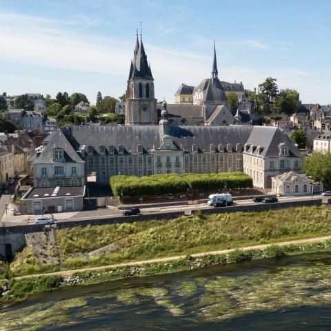 L’Hôtel Dieu depuis la Loire. L’église Saint-Nicolas et le Château royal sont en arrière-plan.