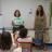 Coline Chauvet tient son prix en classe, à côté de l’enseignante madame Chopard, et devant les autres élèves qui l’applaudissent.