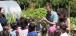 Un groupe d’enfants en sortie scolaire découvre la ferme de Brisebarre.