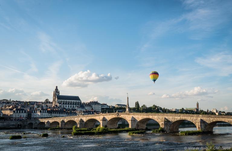 Une montgolfière survole la Loire, au niveau du pont Jacques-Gabriel.