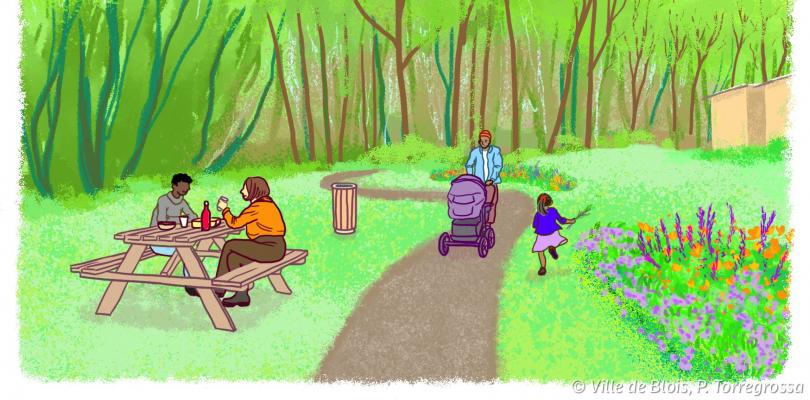 En bord de forêt, un chemin au milieu de l’herbe. Deux personnes mangent sur une table de piquenique, une autre empreinte le chemin avec une poussette pendant qu’une petite fille joue près d’un massif de fleurs.