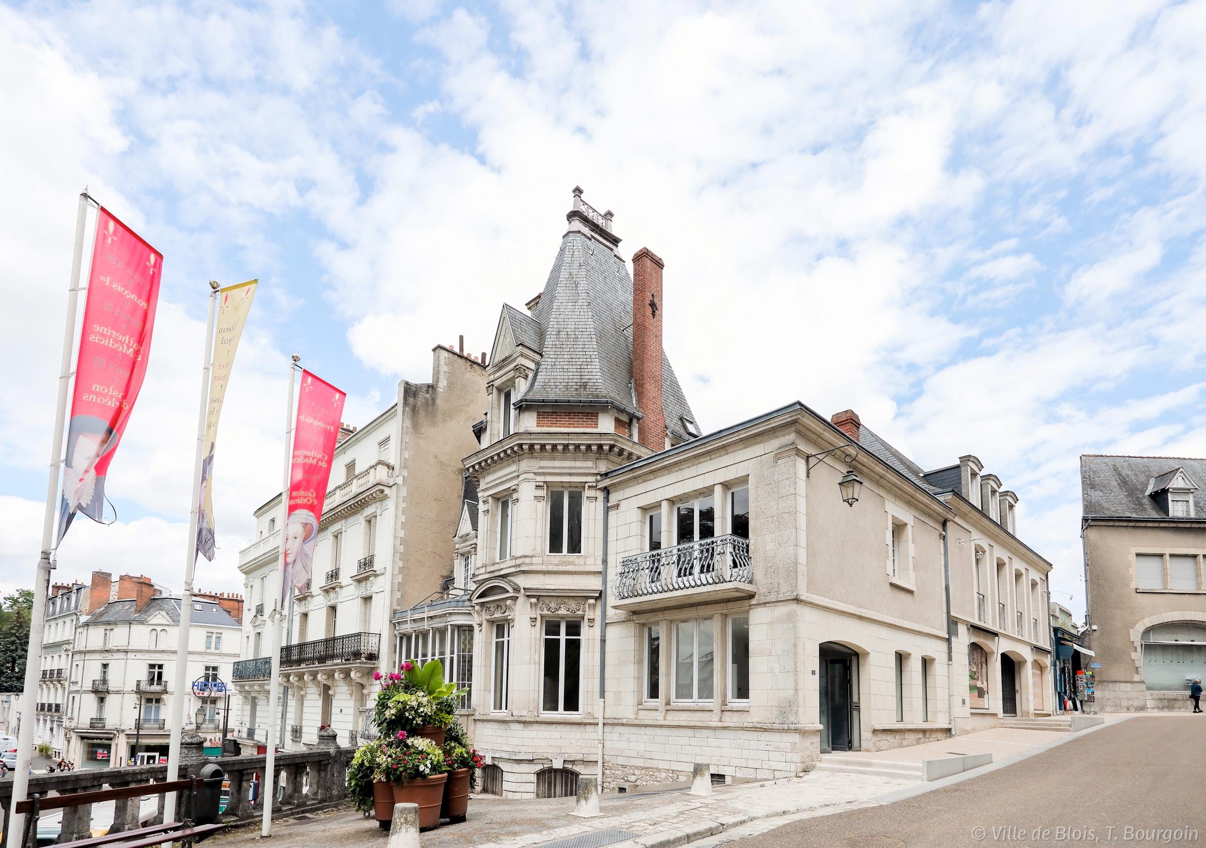 Le bâtiment donne à la fois sur la façade des loges du Château royal et sur le square Victor-Hugo.