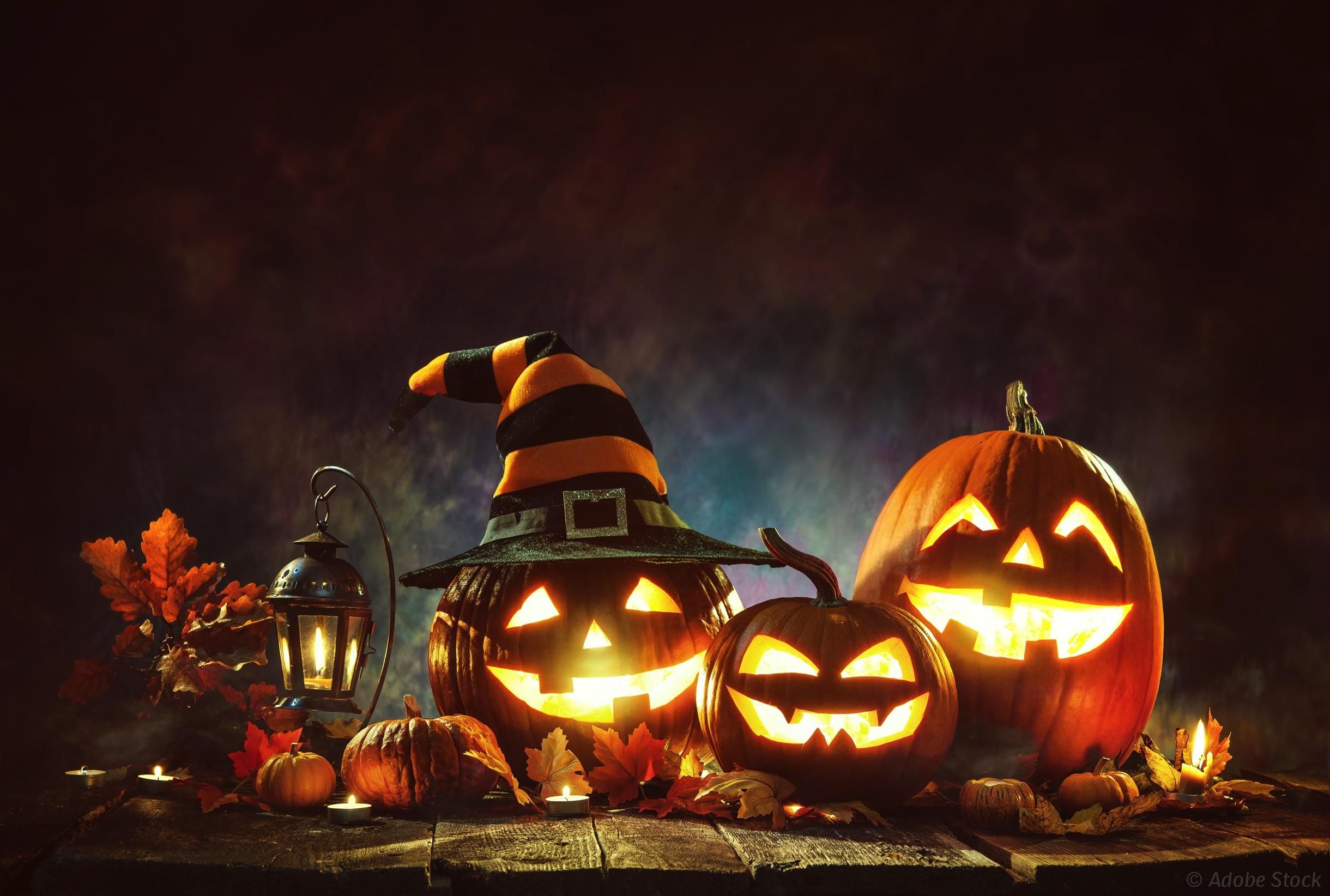 Installation pour Halloween, avec notamment des citrouilles creusées et illuminées de l’intérieur par une bougie pour former des visages.