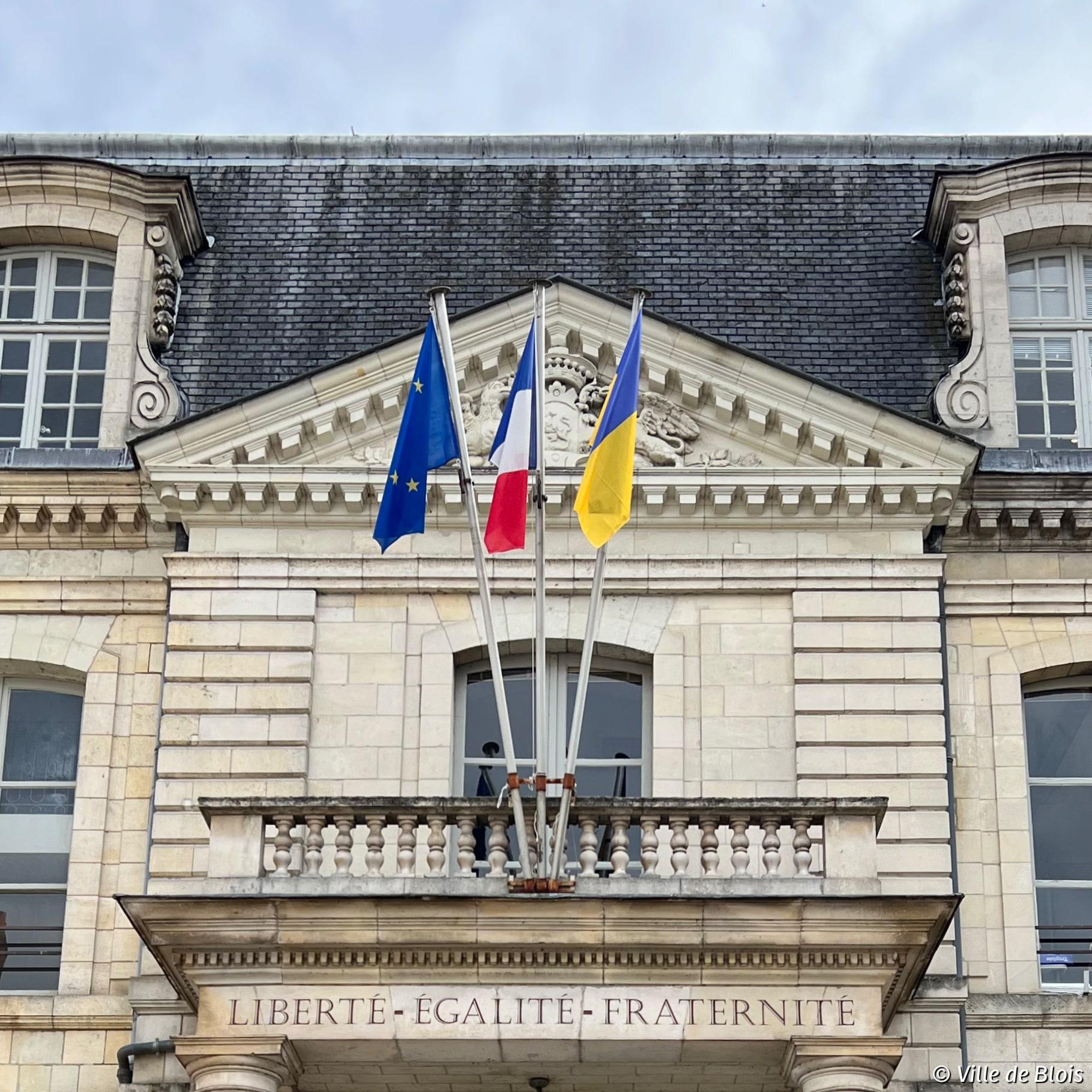 Façade de l’Hôtel de Ville, avec le drapeau ukrainien à côté du drapeau français et de l’Union européenne.